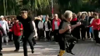 广东遇见一群广场舞达人，老奶奶跳的太给力了，一点也不输年轻人
