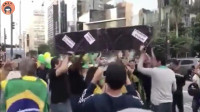 巴西的群众真胆大，聚集在广场跳抬棺舞，厉害了