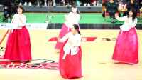 啦啦队美女身着韩服赛场热舞，这画面怎么有点像广场舞呢