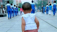 2岁宝宝跳广场舞，动作干净利落，网友：你就是这条街最靓的仔