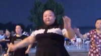 甘肃小胖妞领舞跳广场舞酒醉的蝴蝶，除了胖其他都挺完美！