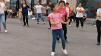 贵州一10岁女孩领跳广场舞称替爸“顶岗”当老师感觉很自豪