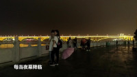这小县城在西江两岸装了很多灯，夜景不输大城市，还方便跳广场舞，你家乡有这种规模的夜景吗