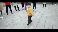 真是舞蹈小天才，二岁小孩跳广场舞，音乐在变也能跳！