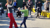六岁的小家伙和他的小奶奶，跳起广场舞真是有模有样