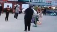近日，四川成都，网曝华阳顺河街小广场，1名玩滑板的孩子被一个跳广场舞的大妈故意伸脚绊倒