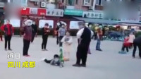 四川一儿童玩滑板车，被广场舞大妈故意伸脚绊倒！气愤