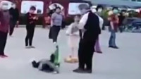 河南大妈疑似因孩子玩滑板车，干扰了她跳广场舞，结果孩子被老人绊倒