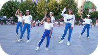 火爆网络的广场舞《不配怀念》，小女孩实力领跳，太可爱了！