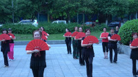 达州心悦歌舞团广场舞，别样走秀《映山红》，形式创新值得肯定