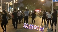 上海老人跳广场舞，配上这首流行音乐，舞步好看，动感时尚