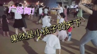 被路边广场舞吸引，3岁宝宝自己跑去跳，这架势根本停不下来！
