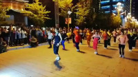 云南的90后小伙带大妈跳时尚广场舞，这氛围足足的，我也想加入其中