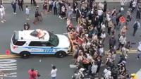 被围堵打砸，纽约警车径直冲撞抗议者