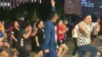 广东小伙长得不咋样，街头跳广场舞的时候，大妈们都心动了！