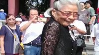 无锡85岁的大妈在广场舞中叱咤风云，销魂的舞姿让人流连忘返！