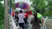 杭州景区玻璃桥上，一群大妈游客跳起广场舞，桥都在摇晃，保安劝不住她们。