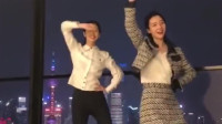 北京两个小姐天台跳广场舞，舞姿婀娜多姿，果然漂亮的女生跳什么都好看！