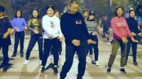 天津一位50岁大叔跳广场舞《狐狸精》，一出场妩媚的身姿惊艳全场，厉害了