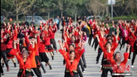 欢乐广场舞：《跳到北京》表演，在北京门跳广场舞，特别的气派！