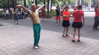 85岁大爷跳广场舞，舞姿妖娆动人，比大妈们跳的还要好
