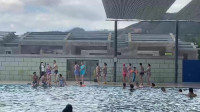 山西晋城大妈：大妈们场地被年轻人占据之后，游泳池成了她们跳广场舞的新场地