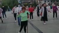 云南大姐爱跳广场舞，拄着拐杖也要来跳舞！