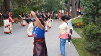 兰州白塔山公园广场舞：活泼欢快的藏族锅庄舞