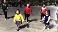 一群小孩跳广场舞，网友：黄衣服丫头要火！