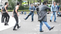 来看看日本人的广场舞，比我们中国大妈还会玩，就是有点费裤子啊