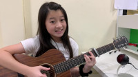 泰国小女孩中英双语弹唱《情非得已》