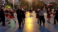 广场舞编排《回到拉萨》动感十足的摇滚节奏，听得人们直嗨