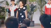 贾玲周深和杨迪妈妈跳广场舞，深深连唱带跳也是十分稳了！