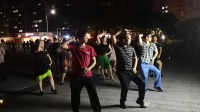 广州州夜市真人真事，一群中年男子在跳广场舞，真是男人骚起来女人都怕