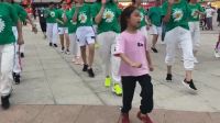 小学生领跳广场舞花蝴蝶，后面大人跟着学跳，这个小娃要火