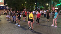 时隔六个月，龙华汽车站广场上的广场舞又回来了，都是跳舞的人
