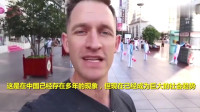 南京路大妈练舞，老外向国外网友介绍，广场舞在中国已是一种趋势！
