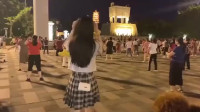 同样是广场舞，为什么小姐姐跳得跟大妈不一样？好看多了呢！