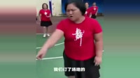 霸气！广州广场舞大妈为争夺篮球场，精准投出三分球，小伙看了服了