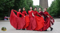紫竹院广场舞《雪山阿佳》，玲珑塔下一袭红衣，好看极了！