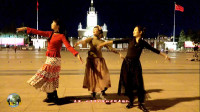 紫竹院广场舞，杜老师带着两个美女在广场跳《翻身农奴把歌唱》