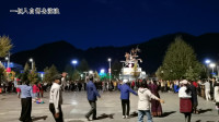 东北大叔自驾到玉树藏族自治州，晚上溜达，在广场看见当地人跳广场舞，健身和舞蹈的融合，完美