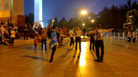 舞姿优美广场舞《夜上海》回味经典老歌，回想美丽的夜上海