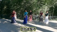 游客跟着大妈学习跳广场舞《蓝色天梦》