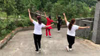 中江姐妹在什邡红峡谷风景区跳支广场舞，优美大方，好听又好看
