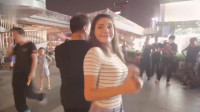 外国人在中国：中国大爷拉着外籍美女去跳广场舞，被拒绝直言自己有男朋友