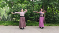 广场舞《风中的额吉》双人版，优美的旋律，姐妹俩跳得真好