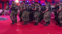 柬埔寨的兵哥哥尬舞，跟中国大妈的广场舞有一拼，这舞姿没谁了！