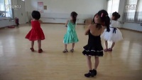 最受欢迎小萝莉跳广场舞小苹果 儿童舞蹈  (1)