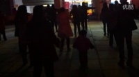 [拍客]两岁半小女孩自学广场舞步 萌翻了